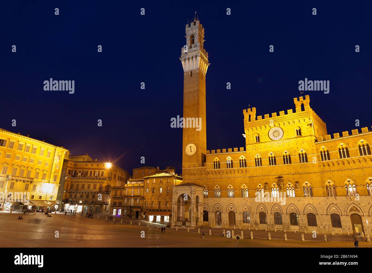 Siena, Piazza del Campo.Nachtblick auf den Turm Mangia.Toskana, Italien. Stockfoto