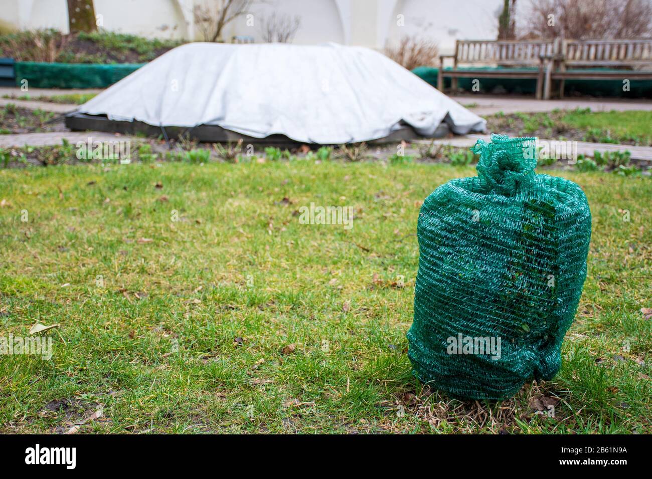 Pflanzen und Bäume in einem Park, der mit Kunststoffplatten bedeckt ist, um sie vor Frost und Kälte zu schützen Stockfoto