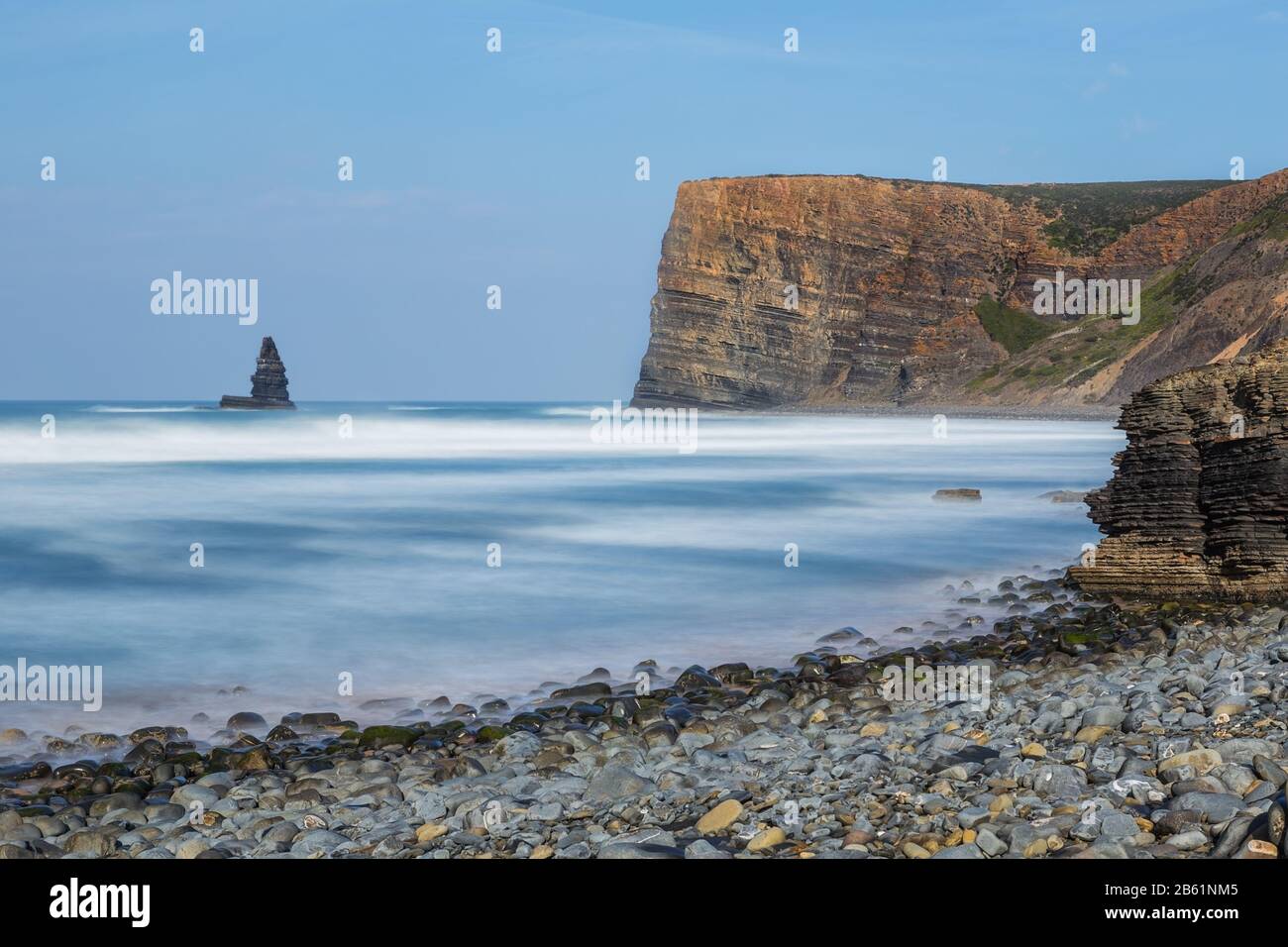 Schöne Meereslandschaft in einer langen Exposition. Steinnadel, Portugal, Aljezur. Stockfoto