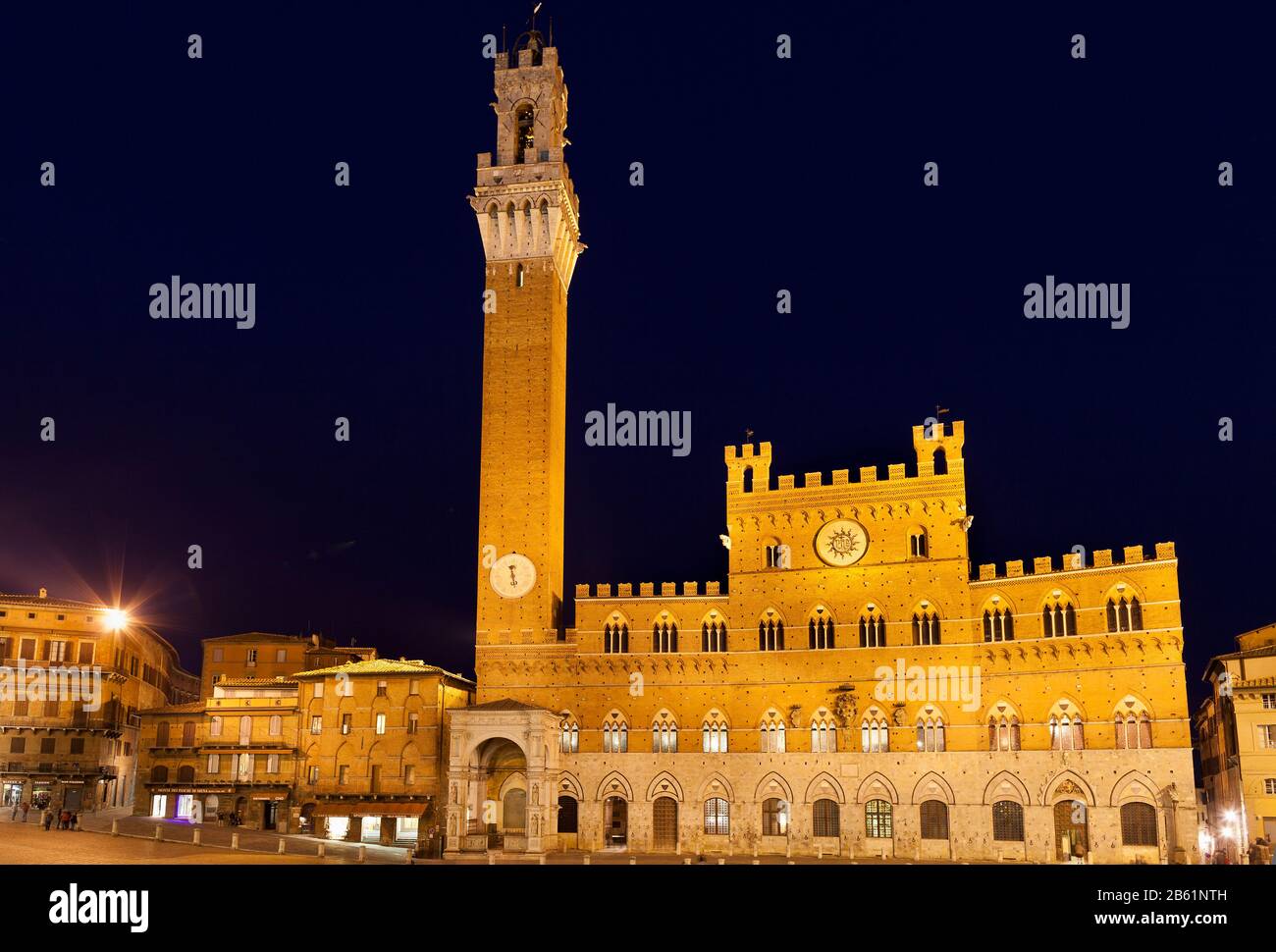 Siena, Piazza del Campo.Nachtblick auf den Turm Mangia.Toskana, Italien. Stockfoto