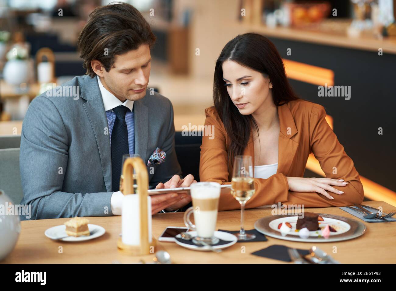 Geschäftsleute, Die ein Meeting Im Café haben Stockfoto