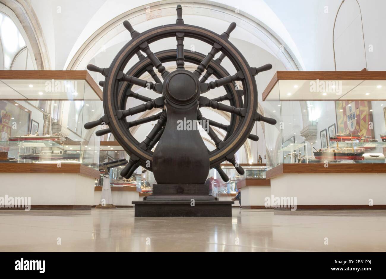 Lissabon, Portugal - 1. März 2020: Schiffsrad im Marinemuseum, Lissabon, Portugal Stockfoto