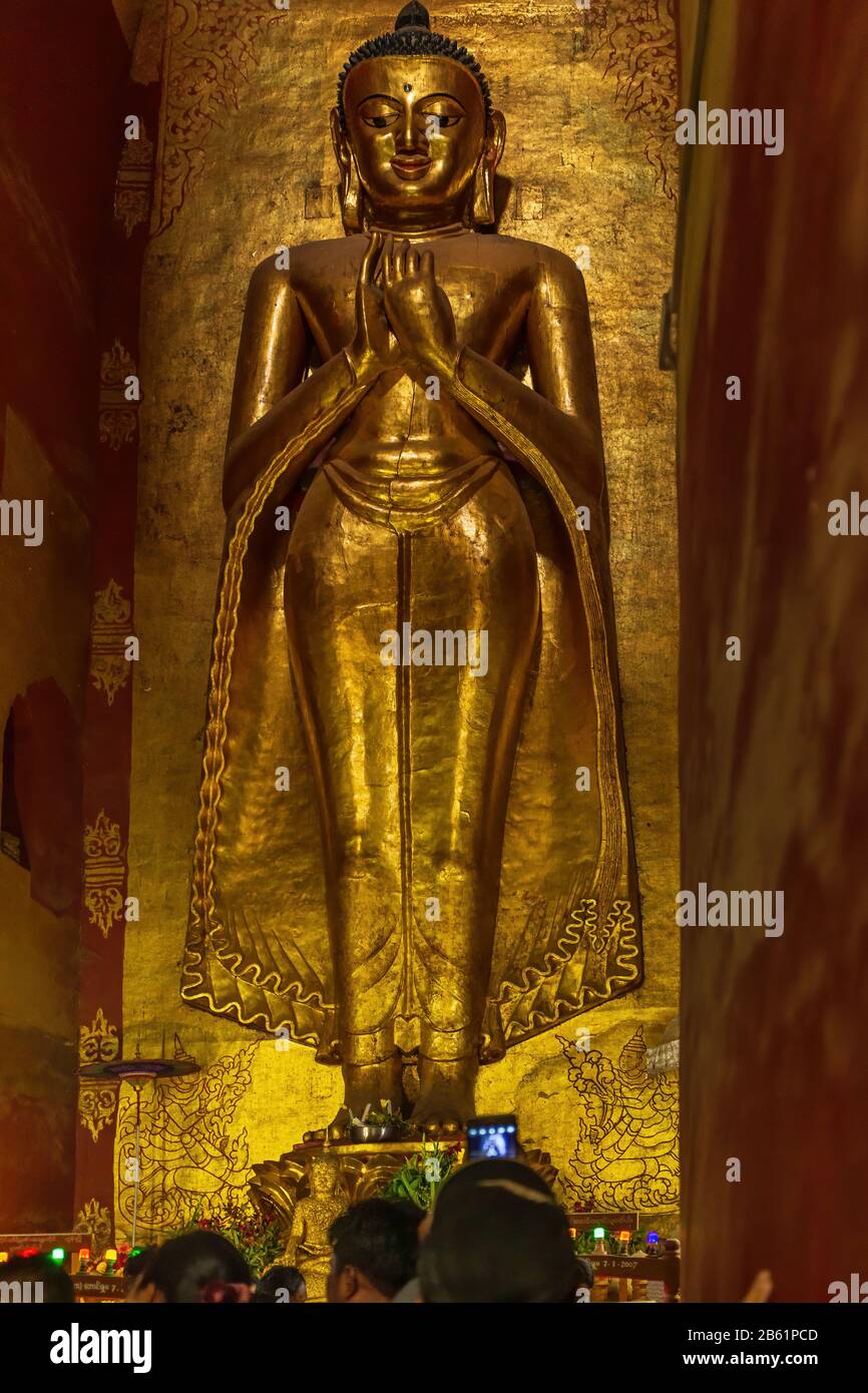 Gigantischer Buddha im Ananda-Tempel, Bagan, Myanmar Stockfoto