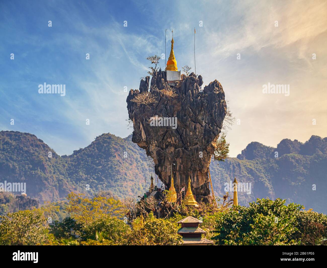 Kyauk Kalap Pagode auf einem Kalksteinquinakel nahe Hpa-an, Myanmar Stockfoto