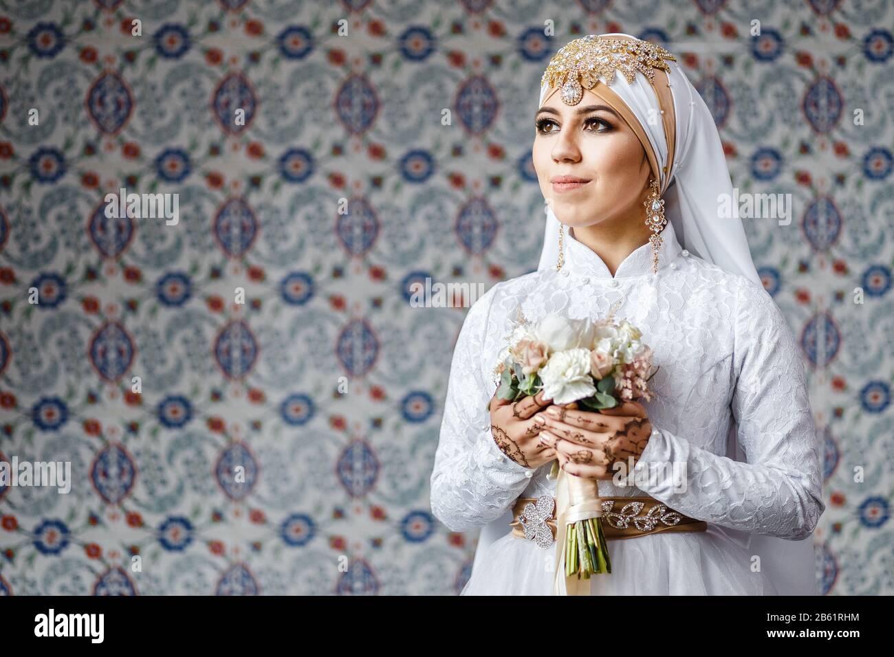 Frau Oriental Bride während der Nikah-Zeremonie in moslemischen Modekleid und Hijab-Schal in der Moschee Stockfoto