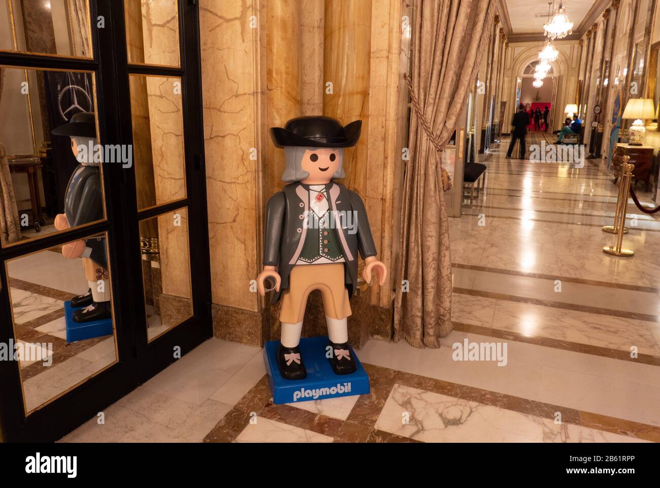 Buenos Aires, Deutschland. Okt. 2019. Eine playmobil-figur steht kurz vor dem Empfang für den Deutschen Einheitstag im Hotel Alvear. Weltweite Nutzung Credit: Dpa / Alamy Live News Stockfoto