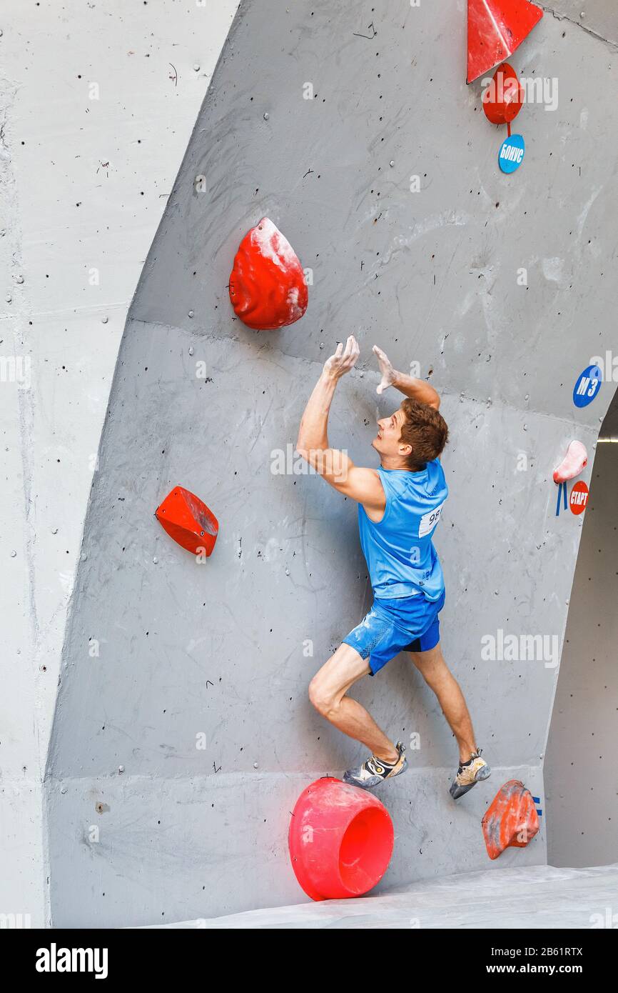 Mai 2017, UFA, RUSSLAND: Der Mensch zeigt unglaubliche Kraft und Technik auf der schwierigen Route an der Boulder- und Kletterwand Stockfoto
