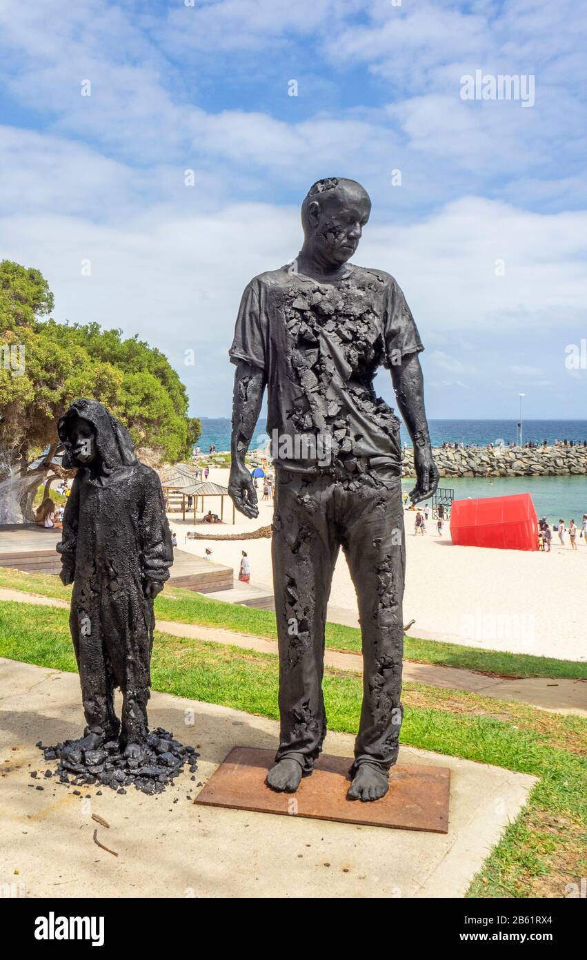 Vermächtnis, Bedauern und die Verlorene Generation von Louis Pratt Sculptor Artist in Sculpture by the Sea 2020 Exhibition Cottesloe Beach Perth WA Australia Stockfoto