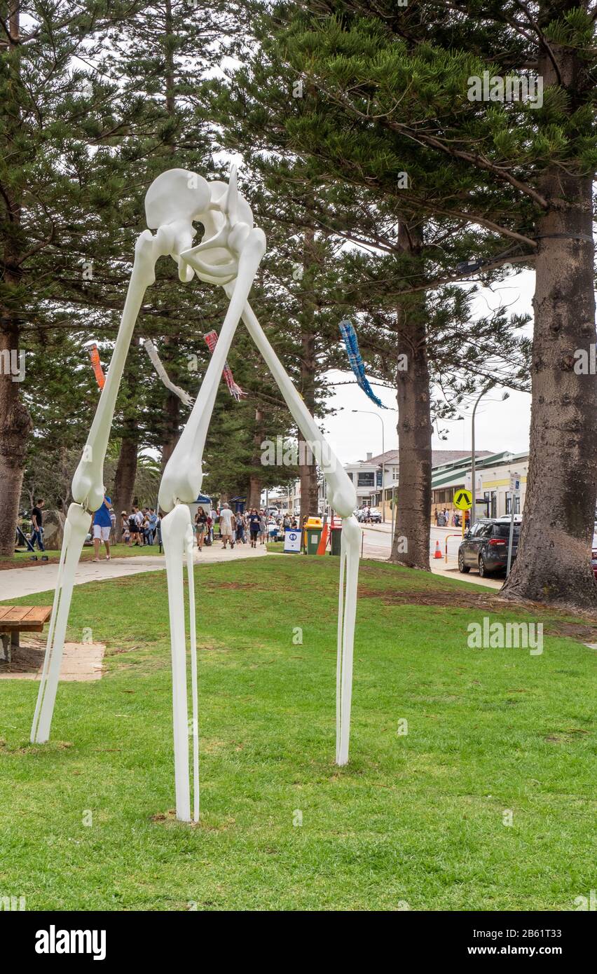 Stativ von Monika Horicova Künstlerin Sculpture by the Sea 2020 Ausstellung Cottesloe Beach Perth WA Australia Stockfoto