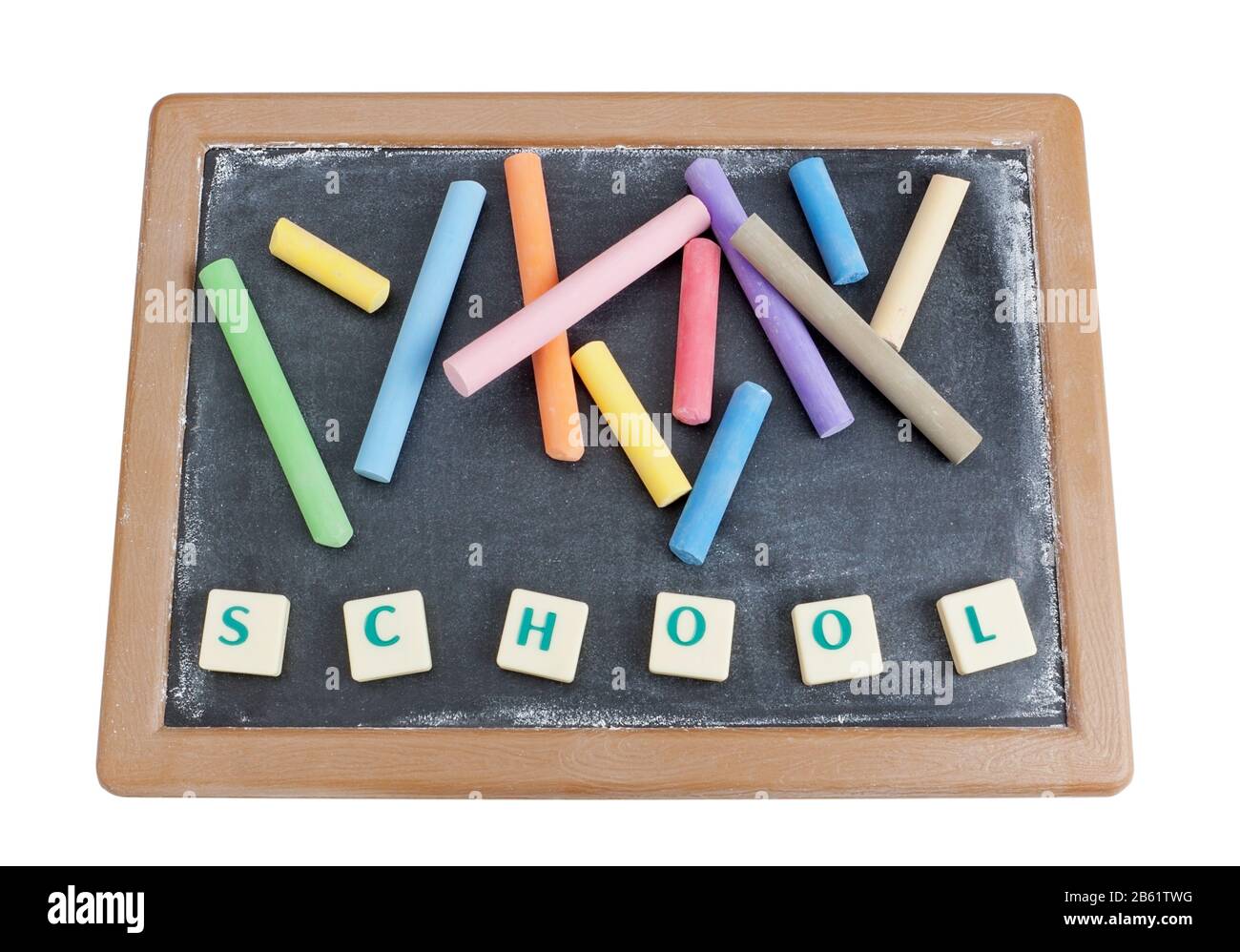 Schultafel zu Kreide farbige Kreide und geschriebene Wortschule. Stockfoto