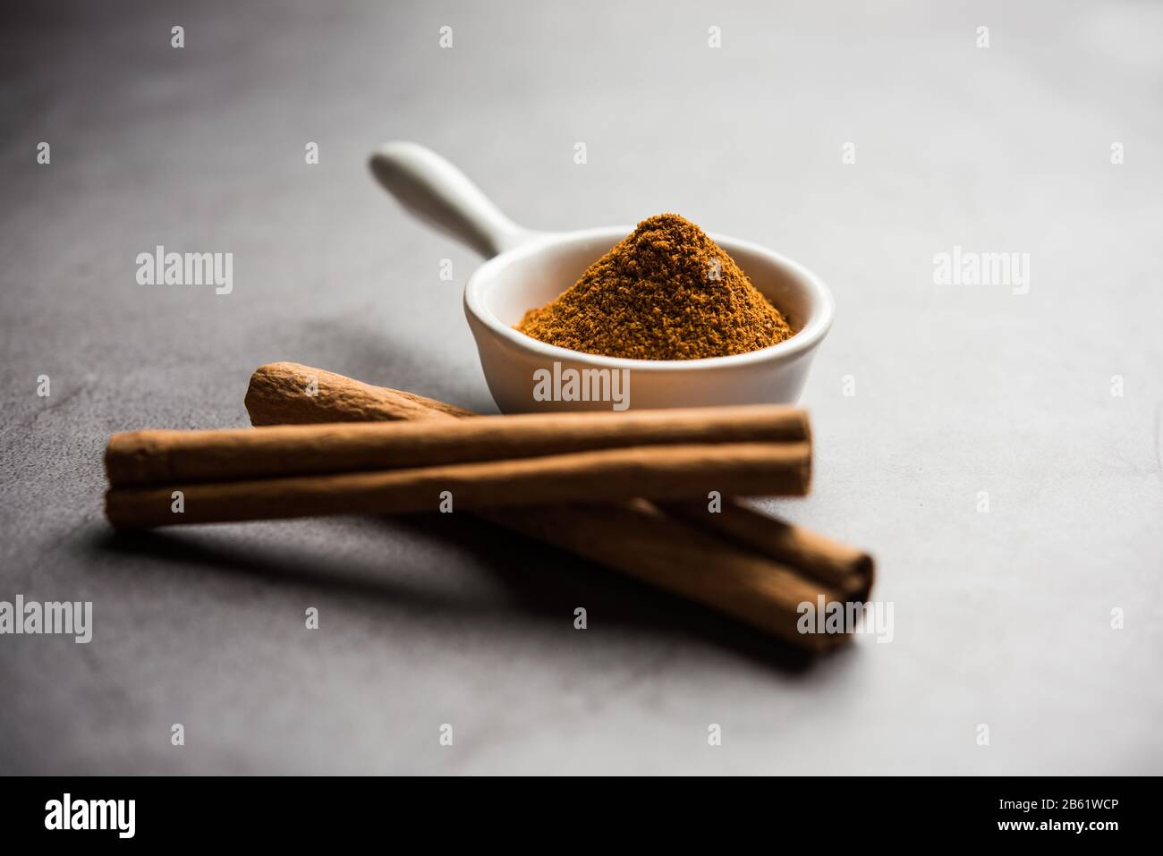 Pulver Zimt und Sticks auch als Dalchini oder Dalcheenee Masala aus Indien bekannt, selektive Fokus Stockfoto