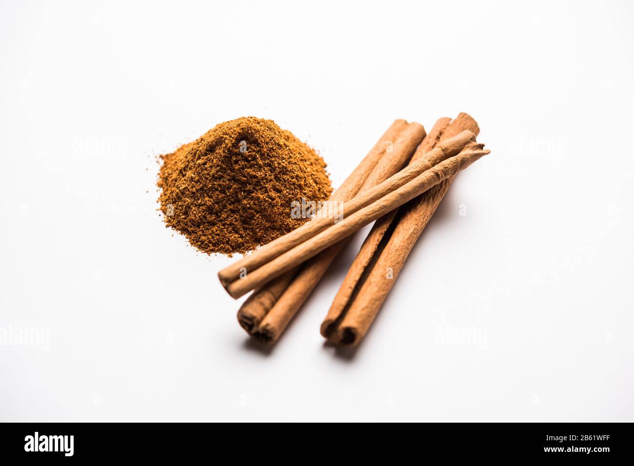 Pulver Zimt und Sticks auch als Dalchini oder Dalcheenee Masala aus Indien bekannt, selektive Fokus Stockfoto