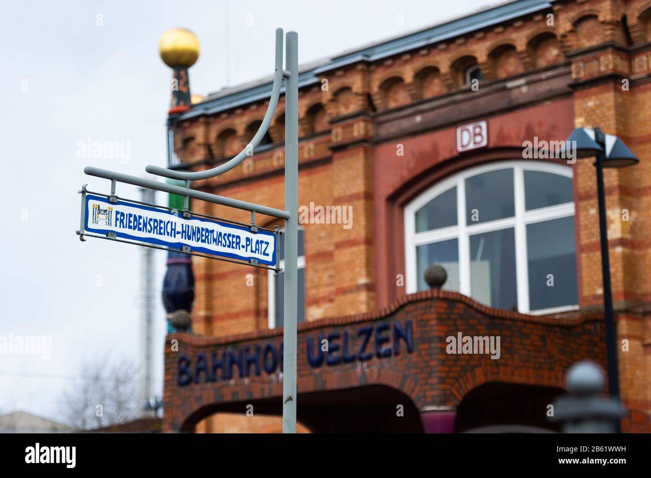 20. Februar 2020, Niedersachsen, Uelzen: Der Bahnhof wurde im Jahr 2000 nach den Plänen des verstorbenen österreichischen Künstlers und Architekten Friedenreich Hundertwasser umgestaltet Foto: Philipp Schulze / dpa Stockfoto