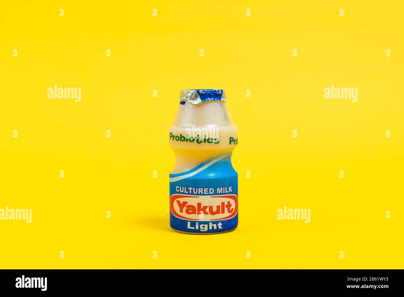 Yakult und Yakult Light fermented Milk Drink Stockfoto