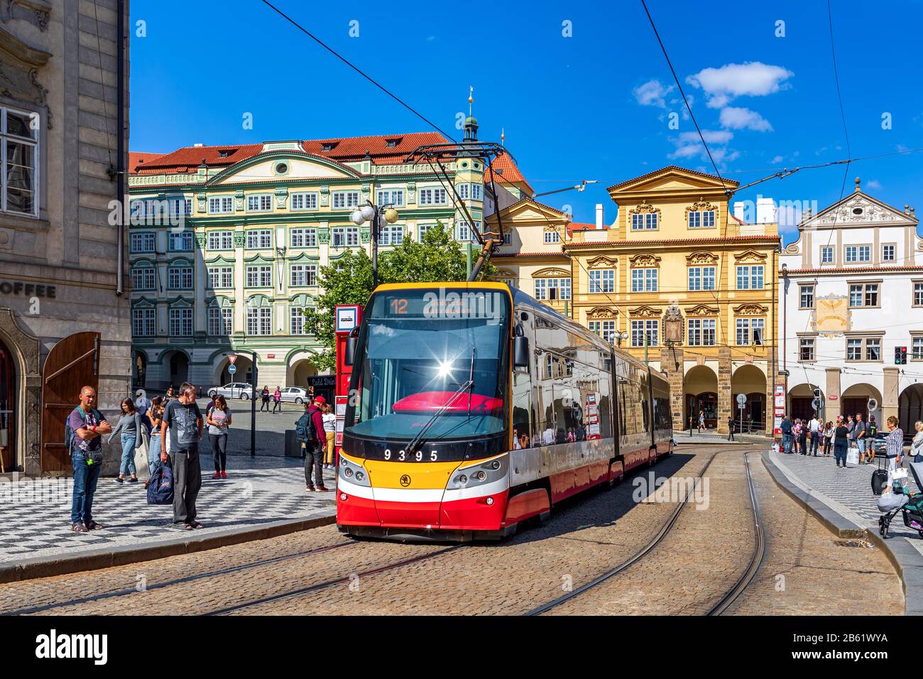 Moderne Straßenbahn auf Kopfsteinpflaster zwischen bunten Häusern in Der Prager Altstadt, Tschechien. Stockfoto