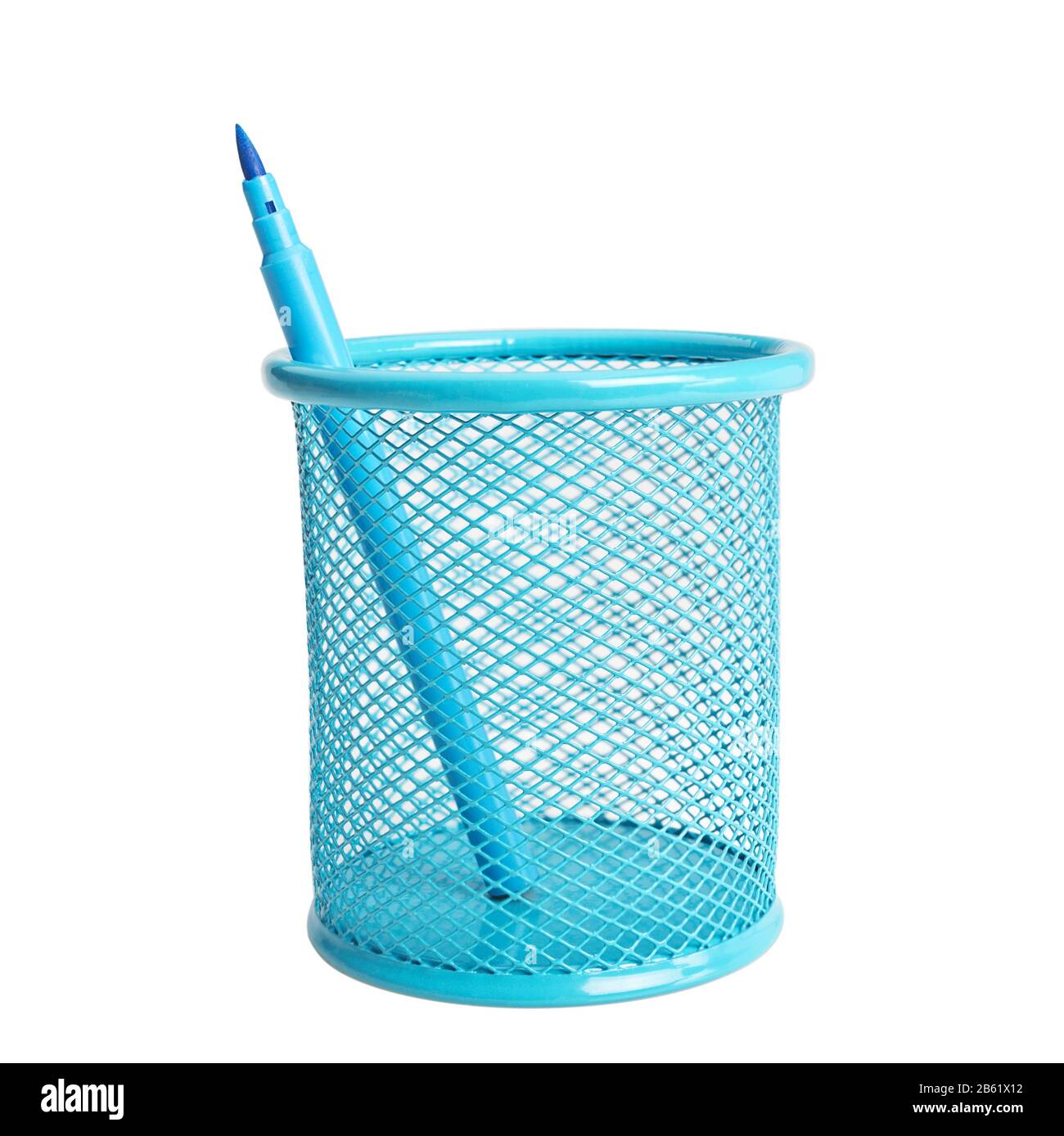 Blauer Korb für ein Büro mit blauer Markierung. Geschäftskonzept. Auf weißem Hintergrund. Stockfoto