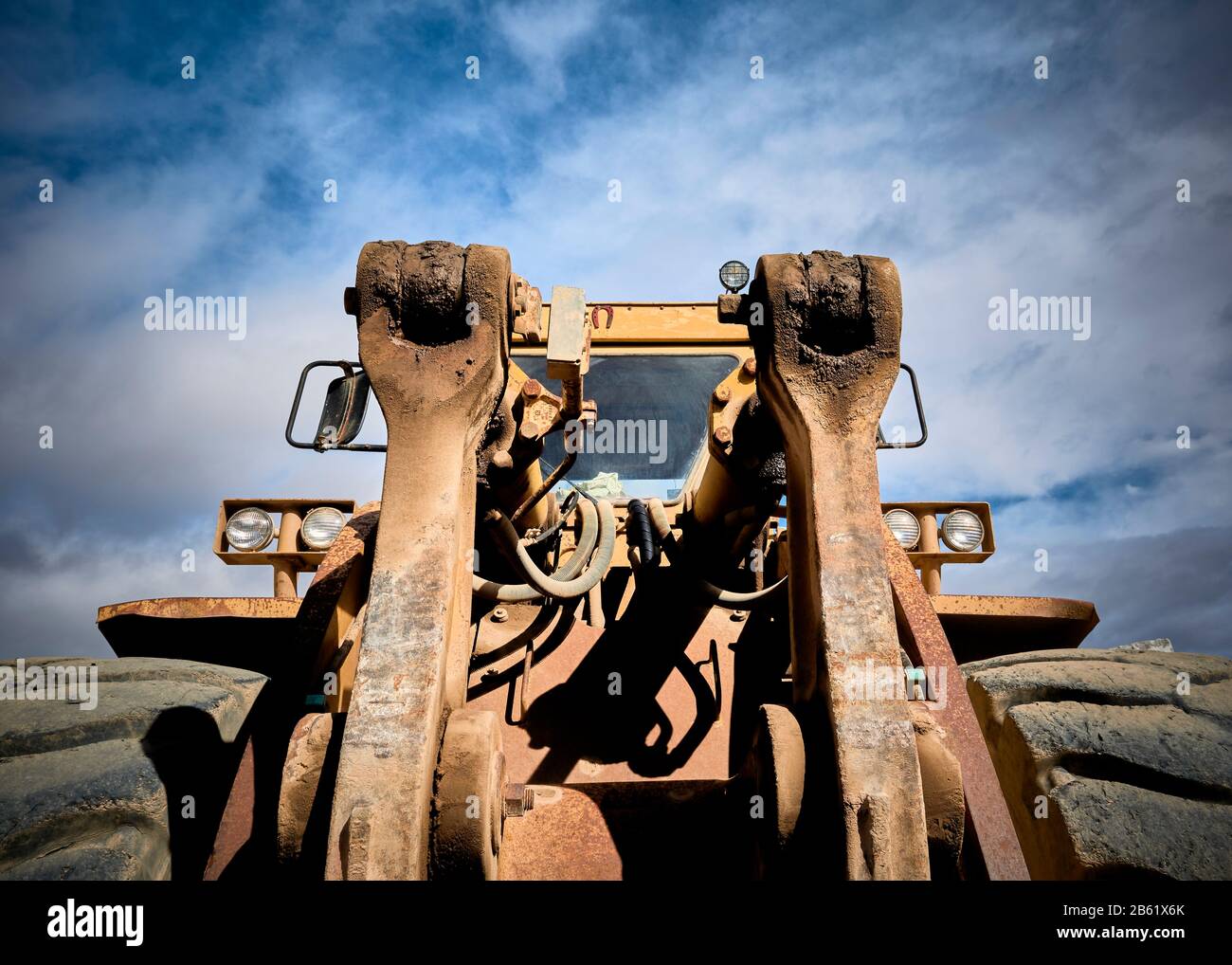 Vorderteil eines alten verlassenen gelben Traktors in einem Marmorsteinbruch Stockfoto