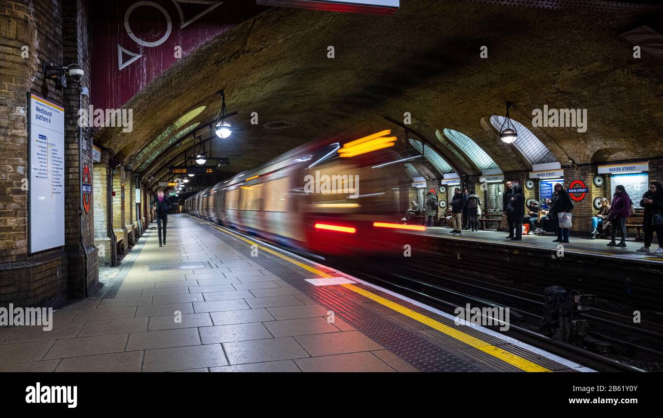 London, England, Großbritannien - 3. März 2020: Pendler warten auf den Bahnsteigen der histoischen Station Baker Street der London Underground als Hammersmith & City Line Stockfoto