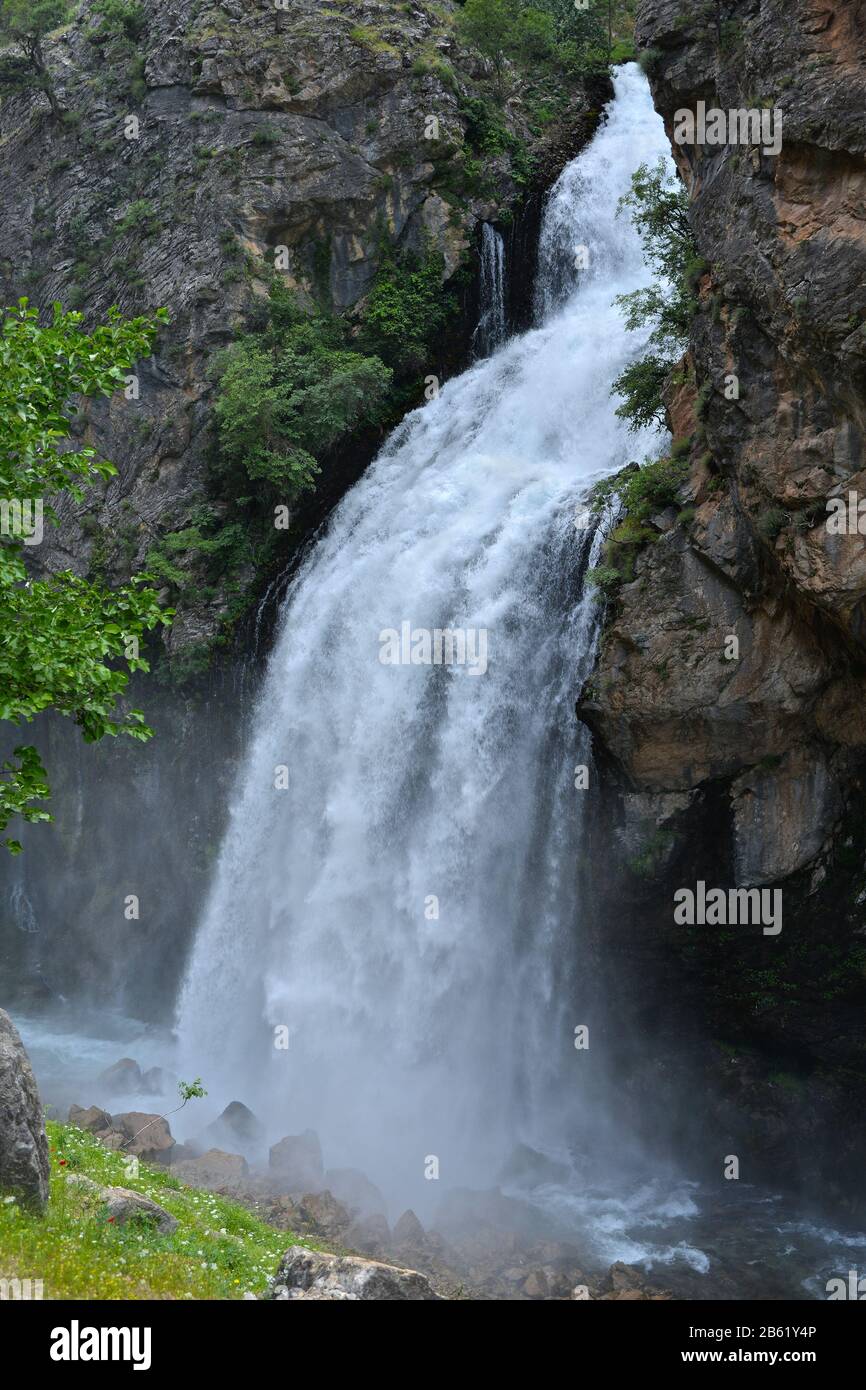 Kapuzbasi-Wasserfall im Aladaglarer Nationalpark (Türkei). Grüne Bäume umrunden die Wasserfallsuppen. Stockfoto