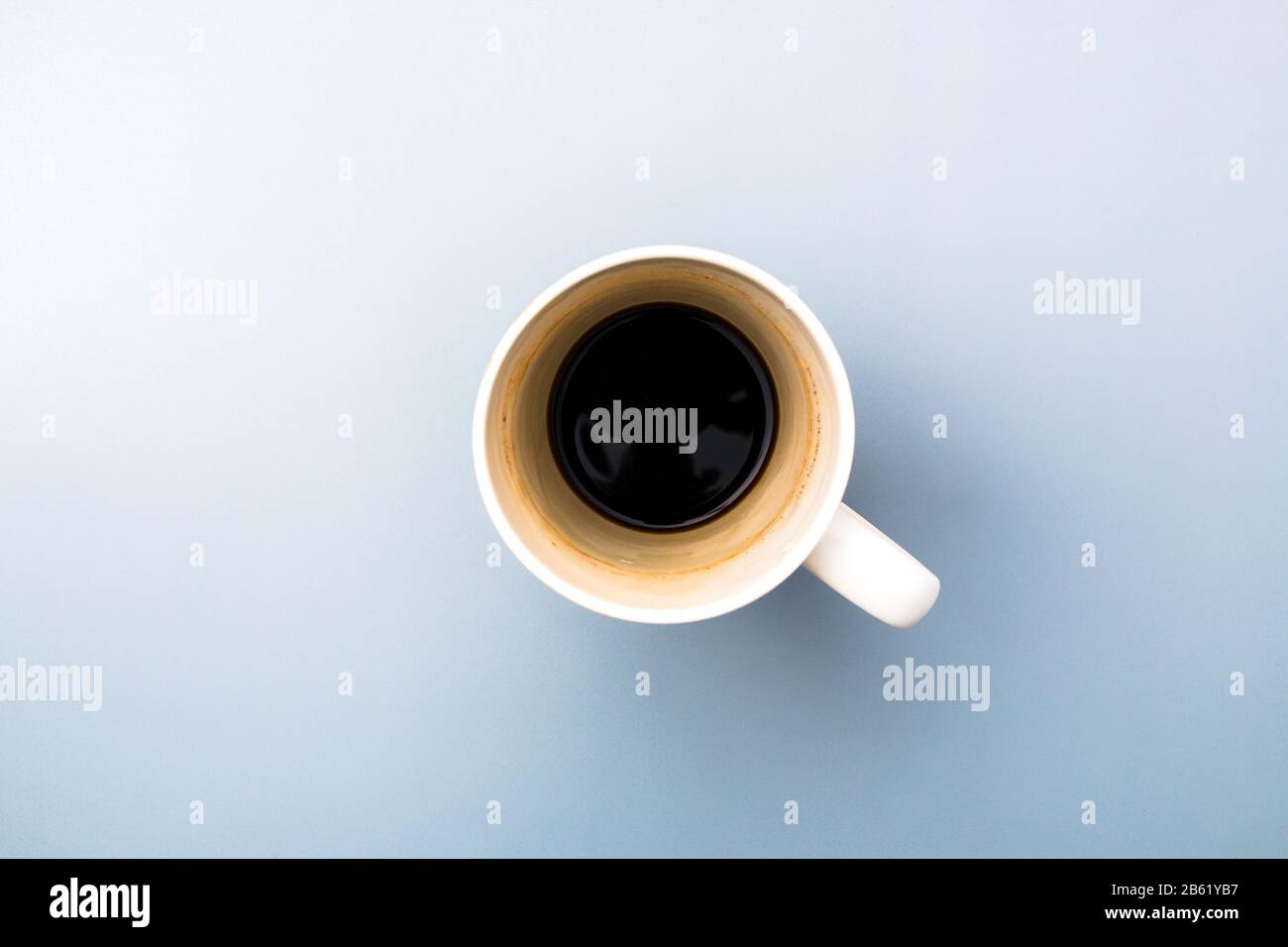 Draufsicht auf einen leeren weißen Kaffeebecher auf grauem Hintergrund Stockfoto