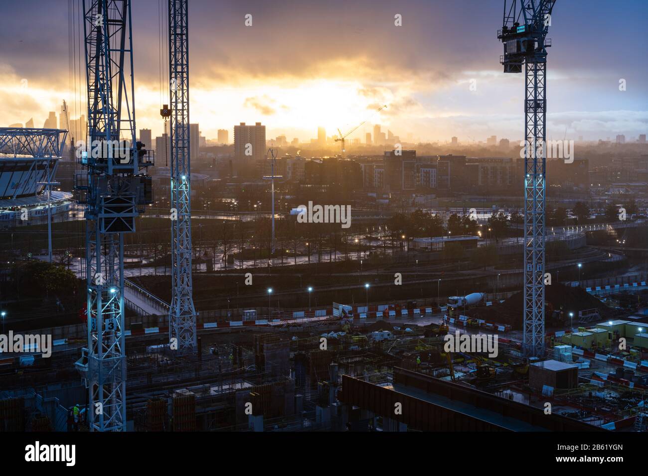 London, England, Großbritannien - 25. Februar 2020: Ein Sturm passiert die Skyline der City of London und East End, während Baustellen die Olympische Stadt füllen Stockfoto