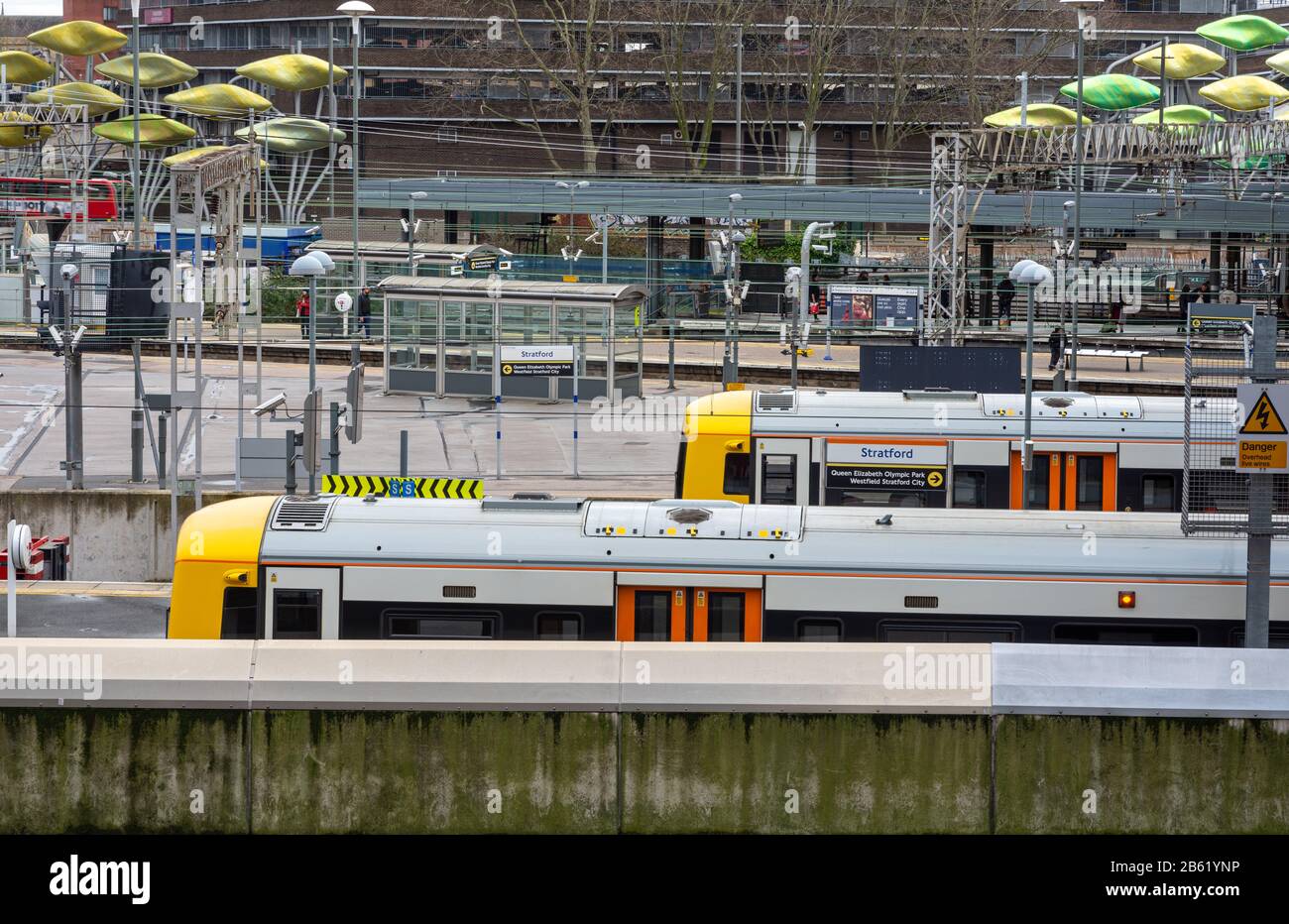 London, England, Großbritannien - 17. Januar 2020: Ein Paar Pendlerzüge vom London Overground stehen am Bahnhof Stratford im Osten Londons. Stockfoto