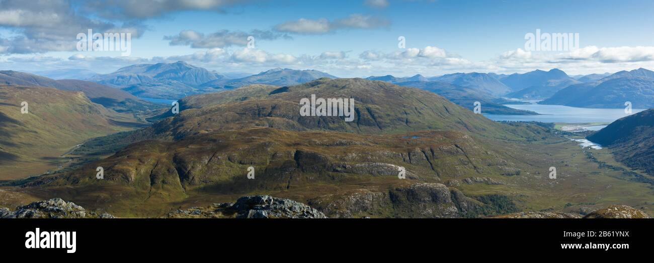 Glen Scaddle und Glen Gour aus Beinn na h-Uamha mit Ben Nevis, den Mamores und Bergen von Glencoe in der Ferne, Ardgour, Schottland Stockfoto