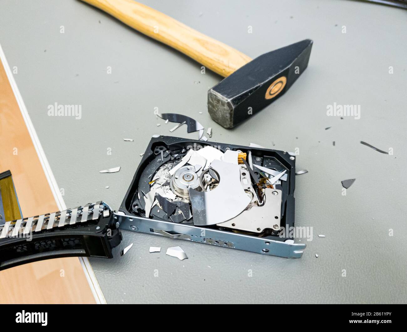 Festplatte des Computers mit einem Hammer zerstören Stockfotografie - Alamy