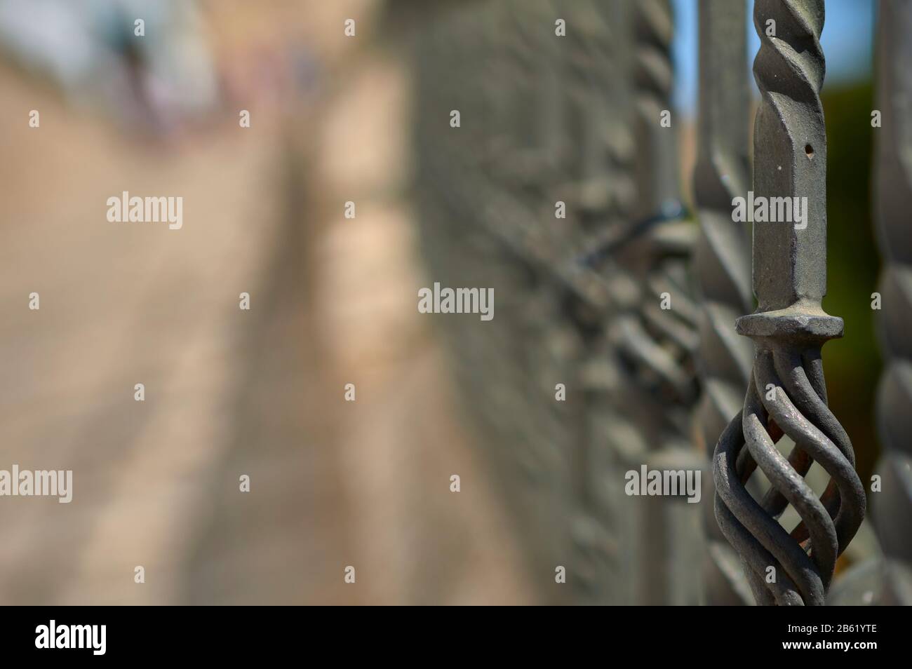 Detail eines alten und rostigen Balusters eines Geländers mit dem Rest des Geländers außer Fokus Stockfoto