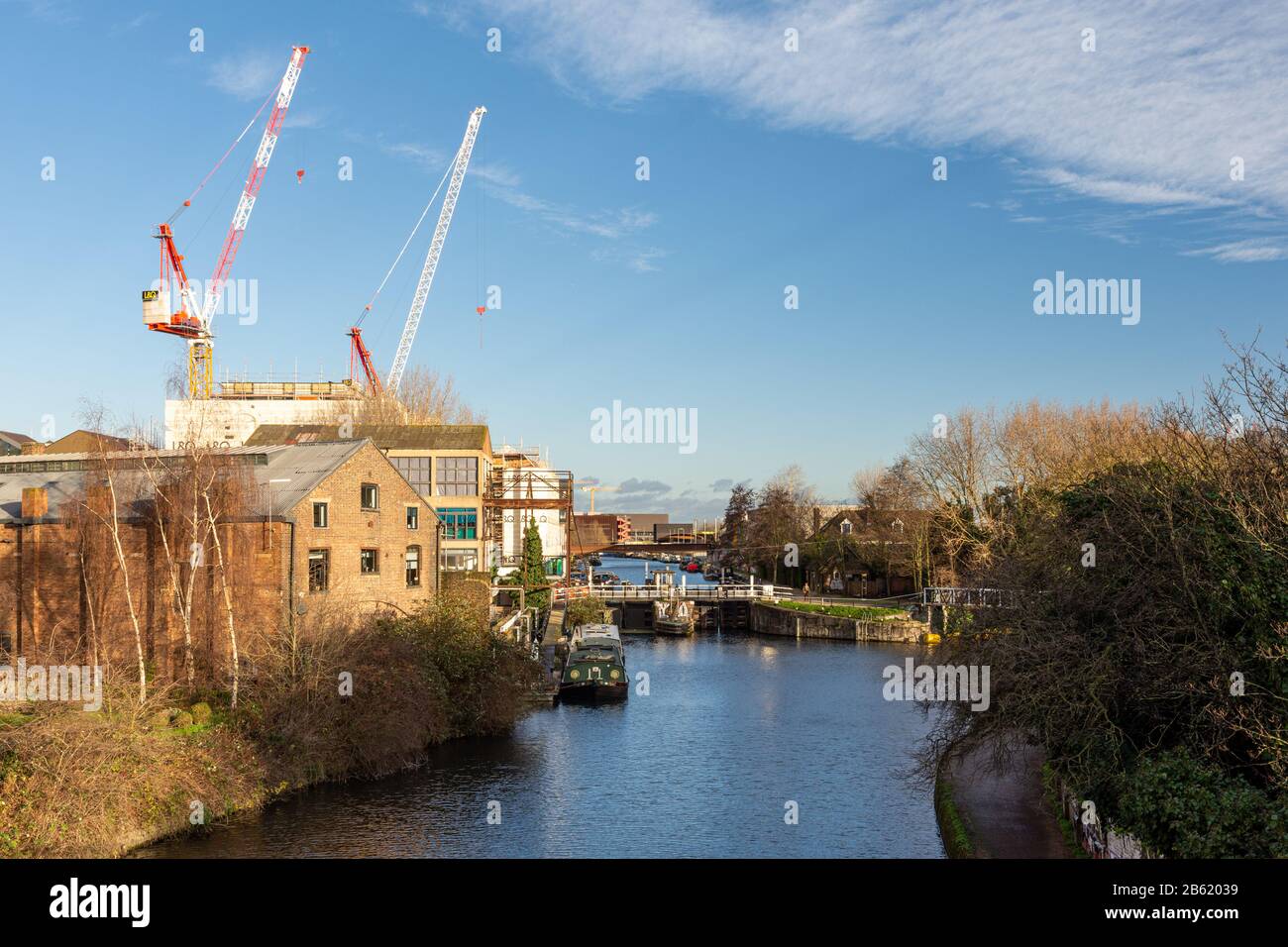 London, England, Großbritannien - 9. Januar 2020: Narrowboats werden im River Lea Navigation an Alten Ford-Schleusen, neben der regenerierenden Fish Island und O geangelt Stockfoto