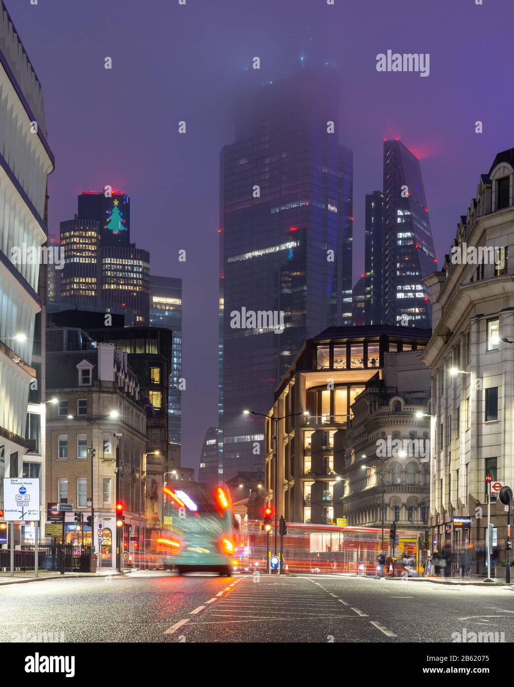 London, England, Großbritannien - 31. Dezember 2019: Der Verkehr fließt entlang der Queen Victoria Street vorbei an Bürogebäuden des Geschäftsviertels City of London. Stockfoto