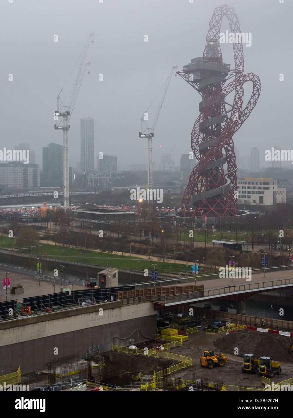 London, England, Großbritannien - 31. Dezember 2019: Der ArcelorMittal Orbit-Turm ist an einem nebligen Tag im Londoner Olympic Park von Nebel umgeben Stockfoto