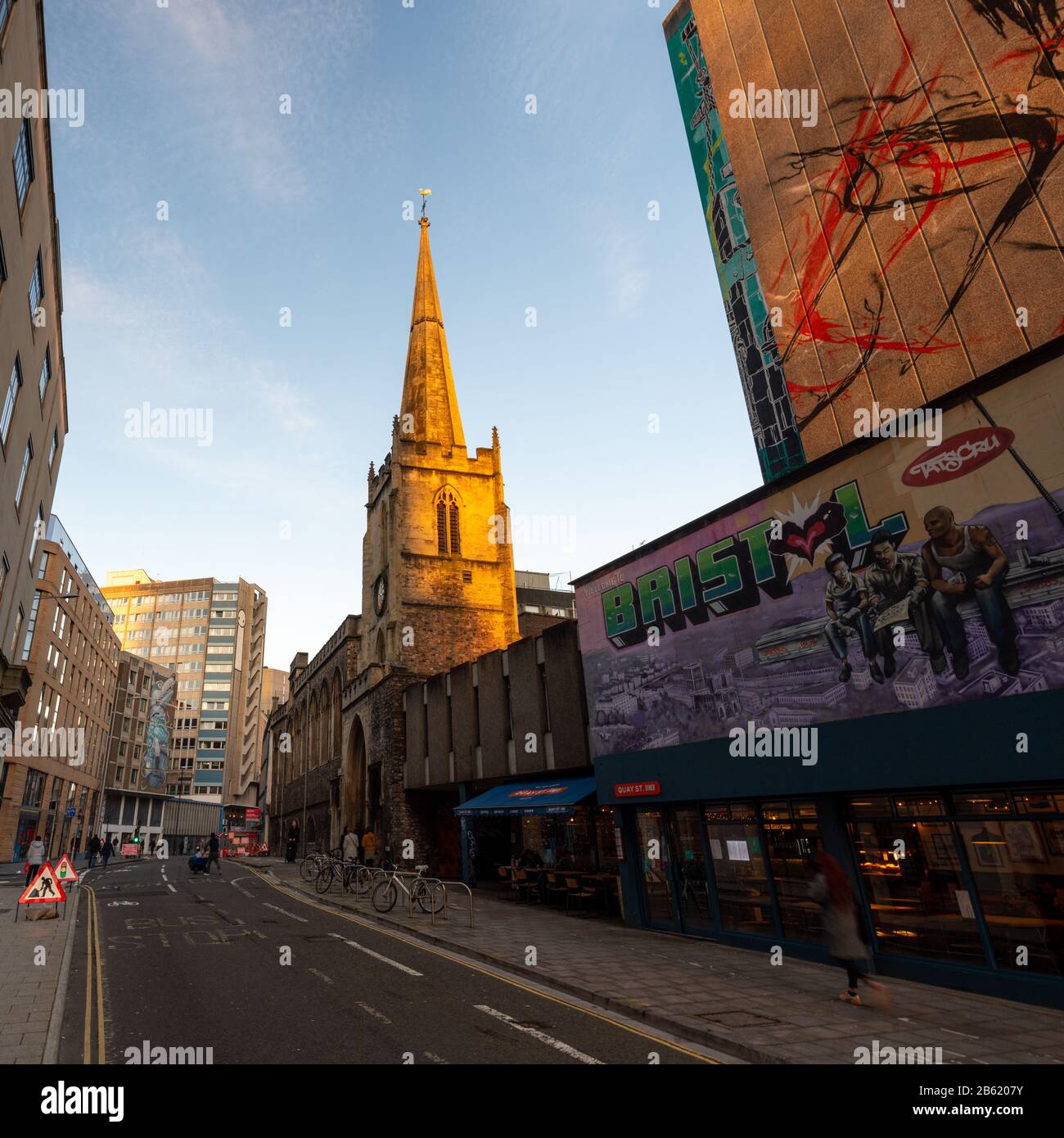 Bristol, England, Großbritannien - 29. Dezember 2019: Abendsonne auf dem Turmspitze der St John's Church und moderne Hochhäuser an der Nelson Street in der c Stockfoto