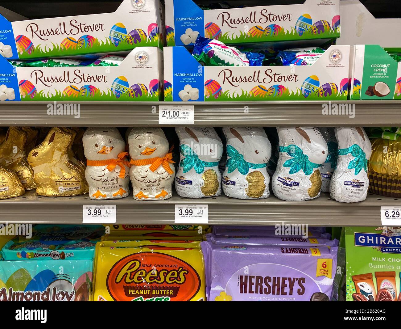 Orlando, FL/USA-3/7/20: Der Schokoladenbrötchen- und oster-süßigkeiten-Gang  eines Lebensmittelgeschäftes in Publix, der darauf wartet, dass Kunden die  Ostergif der Kinder kaufen Stockfotografie - Alamy