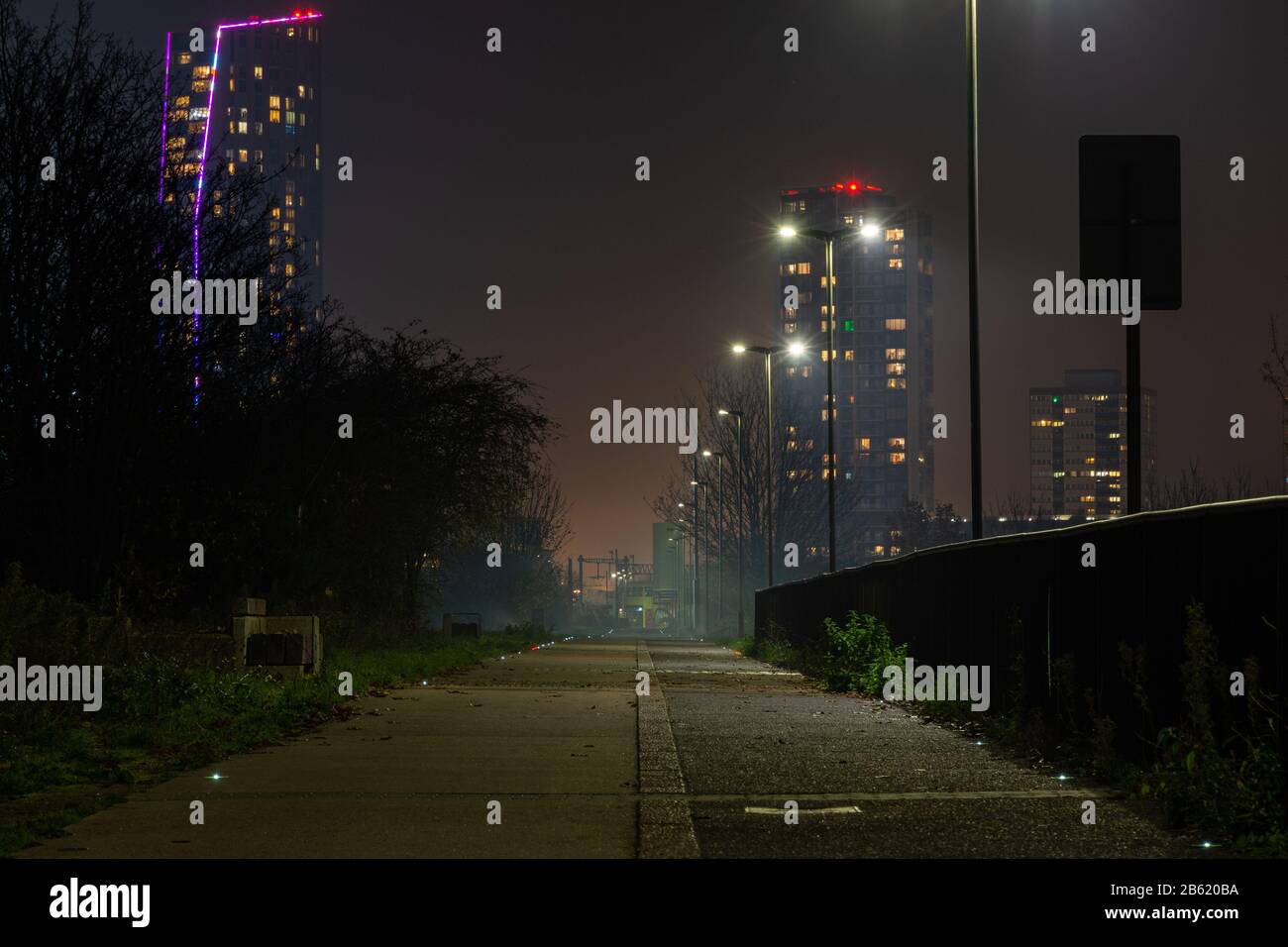 Dunst umrundet nachts Tower Blocks und Hochhäuser am Greenway in Stratford im Osten Londons. Stockfoto