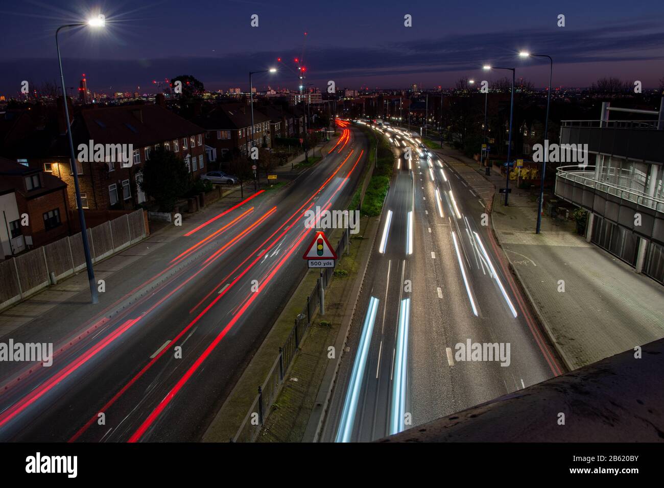 London, England, Großbritannien - 3. Dezember 2019: Der Verkehr fließt nachts entlang der A40 Western Avenue Road in West London. Stockfoto