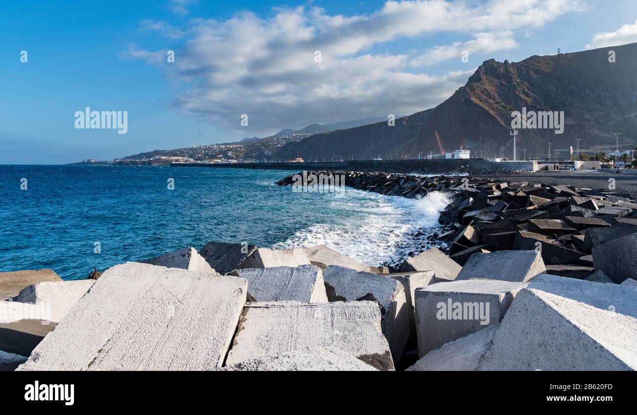 Die Meeresfront am Hafen von Santa Cruz de La Palma mit großen Betonblöcken zum Schutz vor Küstenerosion durch mächtige Wellenaktionen Stockfoto