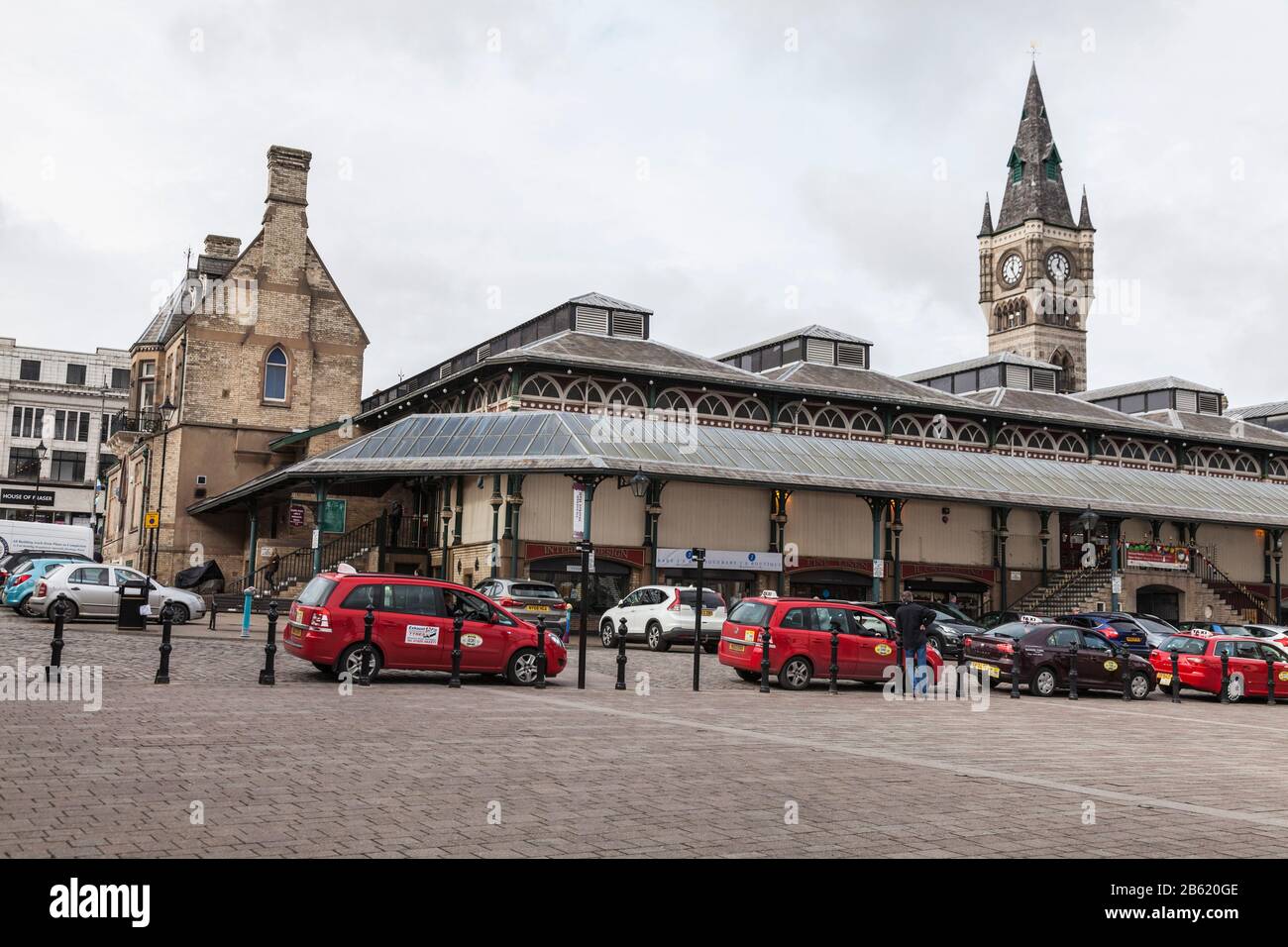 Der Marktplatz und die Uhr der Stadt in Darlington, England, Großbritannien Stockfoto