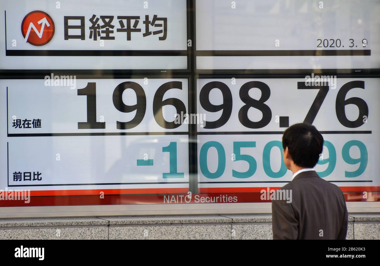 Tokio, Japan. März 2020. Büroangestellte sehen am Montag, den 9. März 2020 in Tokio, Japan, eine elektronische Stock Board-Anzeige. Der durchschnittliche Schlusskurs von Nikkei fiel erstmals seit 14 Monaten unter 20.000 Yen Line. Foto von Keizo Mori/UPI Credit: UPI/Alamy Live News Stockfoto