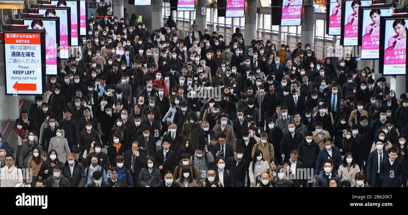 Tokio, Japan. März 2020. Büroangestellte, die Gesichtsmasken tragen, sind am Montagmorgen, den 9. März 2020, auf der Shinagawa-Station in Tokio, Japan zu sehen. Einige Unternehmen sollen flexible Arbeitszeitpläne oder Telearbeit von zu Hause aus sein, um die Ausbreitung neuer Coronavirus-Infektionen einzudämmen. Foto von Keizo Mori/UPI Credit: UPI/Alamy Live News Stockfoto