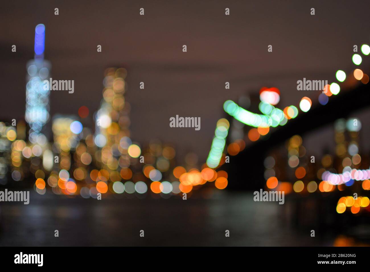 Verschwommene Lichter von Brooklyn Bridge und New York City Manhattan. Nachtblick Stockfoto