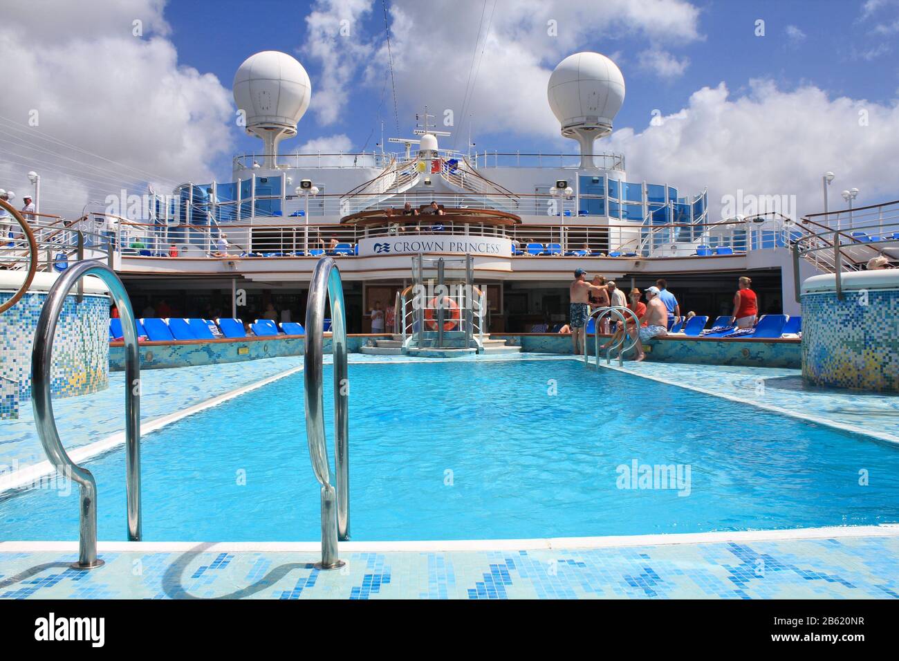 Willemstad, CURACAO - 11. FEBRUAR 2014 : Blick auf das obere Deck mit Schwimmbad auf dem Schiff Crown Princess. Crown Princess ist ein Kreuzfahrtschiff der Grand Class Stockfoto