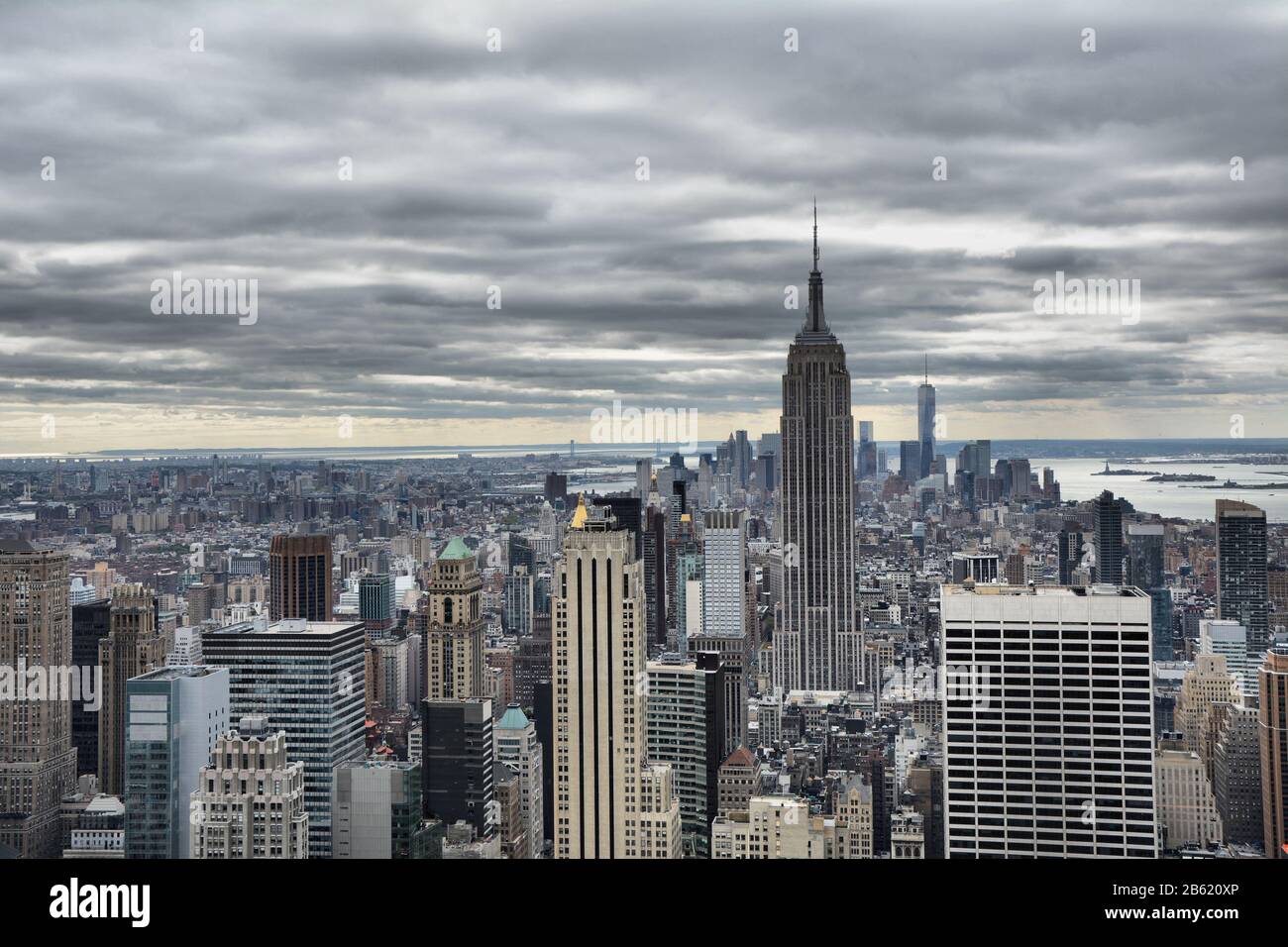 New YORK CITY, USA - 24. OKTOBER 2014: Skyline von Manhattan Midtown am bewölkten Tag. New York City ist das kulturelle und finanzielle Kapital der Welt Stockfoto