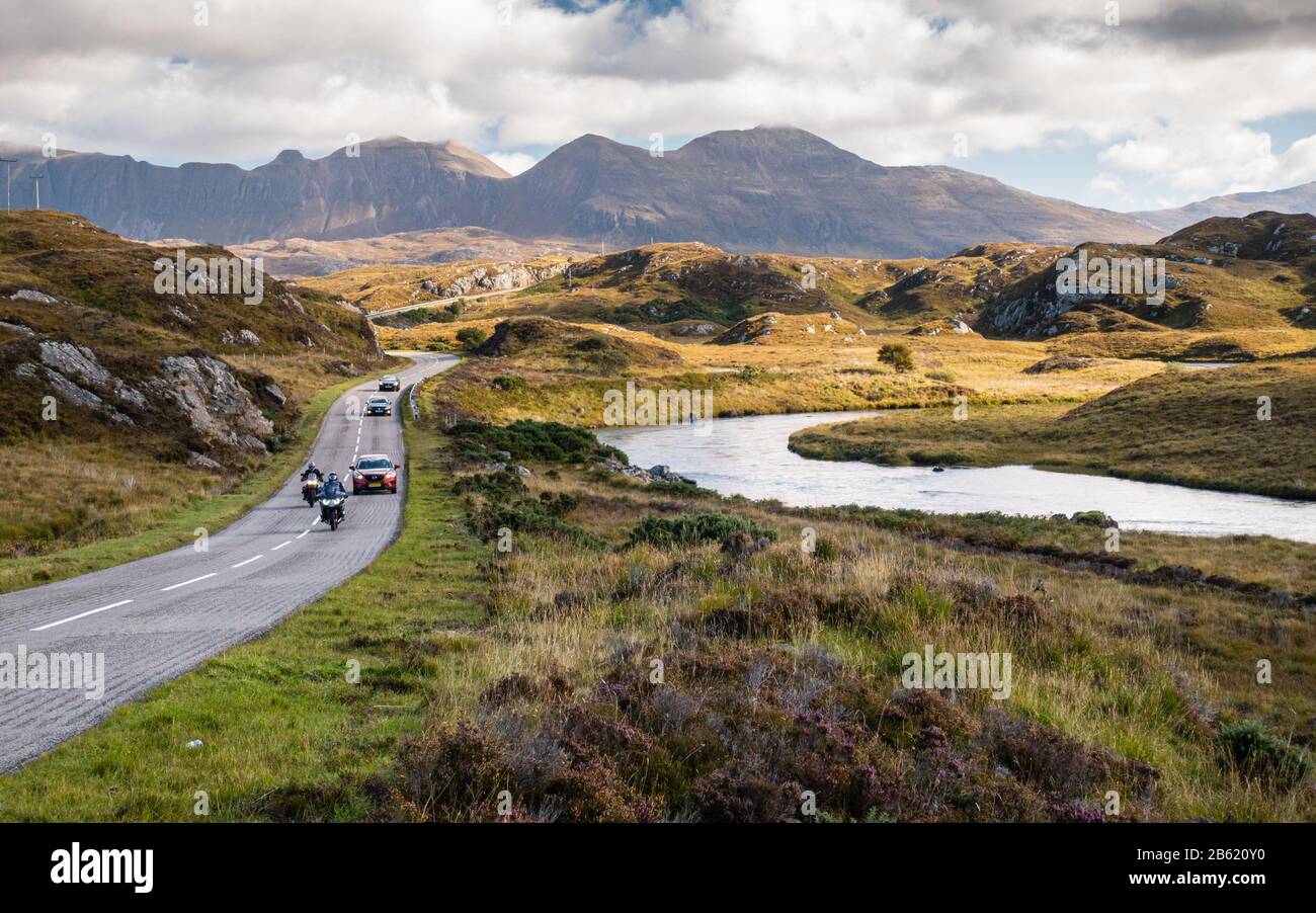 Lochinver, Schottland, Großbritannien - 19. September 2017: Motorradfahrer fahren auf der A837 Road, Teil der North Coast 500 Route, neben Flüssen und niedrigen Hügeln in t Stockfoto