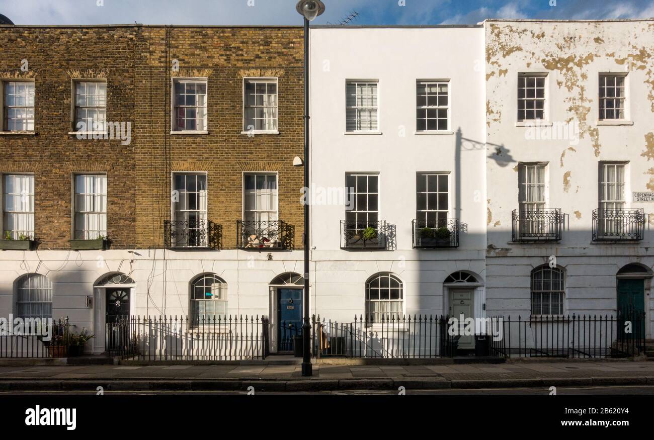 London, England, Großbritannien - 13. September 2017: Sonne scheint auf traditionellen Reihenhäusern in der Barnsbury-Nachbarschaft von Islington, North London. Stockfoto