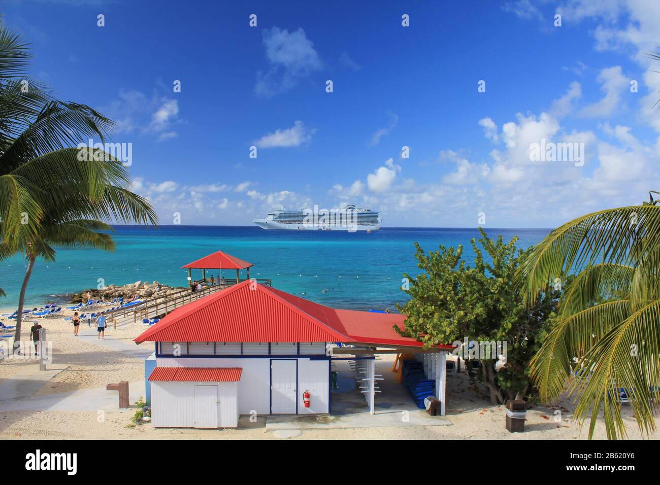 Eleuthera, BAHAMAS - 9. FEBRUAR 2014 : Blick von Princess Cays auf das Schiff Crown Princess, das auf See vor Anker liegt. Princess Cays ist ein privates Resort von Princess Stockfoto
