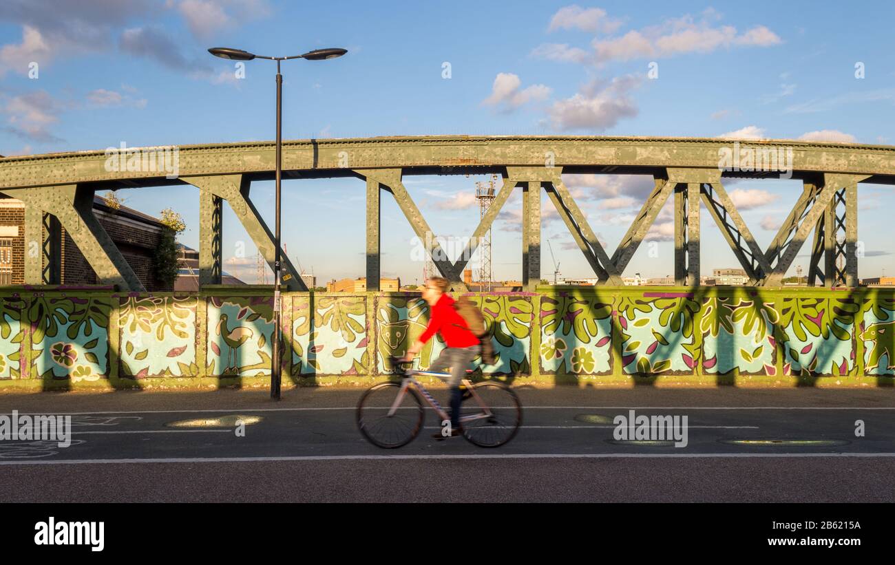 London, England, Großbritannien - 20. Juni 2016: Ein Radfahrer überquert die Hauptbahn der Westküste auf der Regent's Park Road in Camden im Norden Londons. Stockfoto