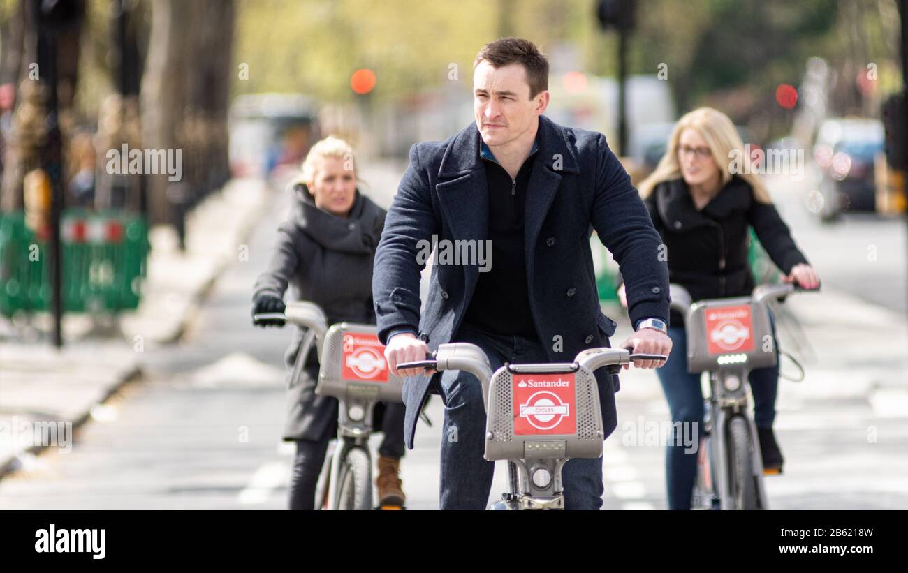 London, England - 30. April 2016: Radfahrer über die neue Ost-West-Zyklus Superhighway, Flaggschiff des Bürgermeisters Boris Johnson Verkehrspolitik vor sich Stockfoto