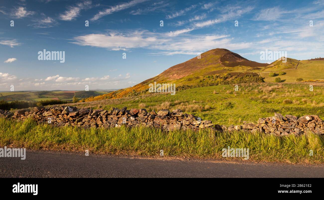 Sonne scheint auf den Eildon Hills über Melrose und dem Tweed Valley in den schottischen Grenzen. Stockfoto