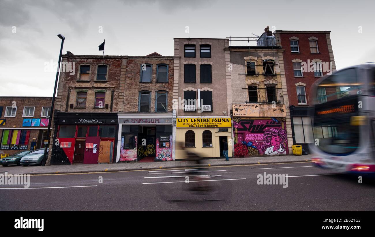 Bristol, England, Großbritannien - 13. Mai 2011: Verkehr einschließlich Radfahrer- und Buspassgeschäften und Geschäften auf Stokes Croft, einer Innenstadtstraße in Bristol, w Stockfoto